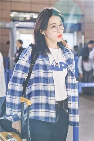 女子脱了内裤让男子摸