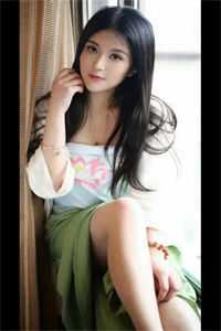 女人迈开腿让男生吃草莓