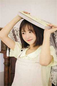 美女袒胸露乳