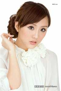 男人摸美女胸
