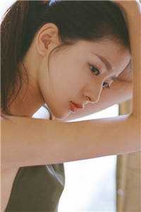 含着她两个硕大的乳峰