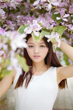 宫女趴春凳脱裙子打屁股