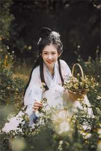 扒开美女私密部位挠脚心