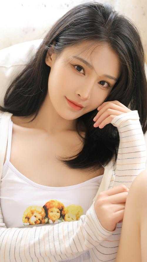 她坐在办公桌上抬起腿