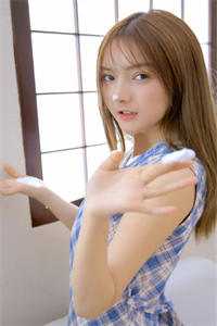 美女脱衣服亲嘴