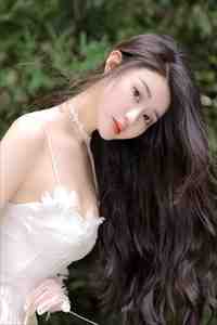 美女露全胸