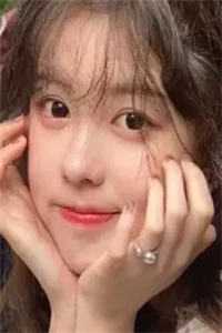 两女一个杯子啥意思